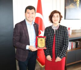 NOTER EYDEMİR’DEN BAŞKAN TEPE’YE PLAKET