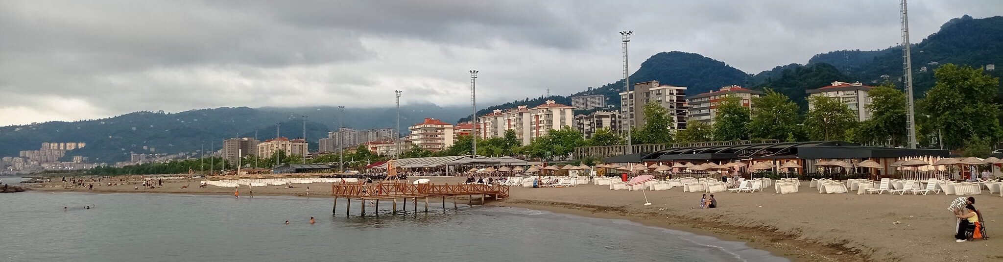 GİRESUN SAHİLİNDE ŞEZLONG VE ŞEMSİYE HAZIRLIĞI