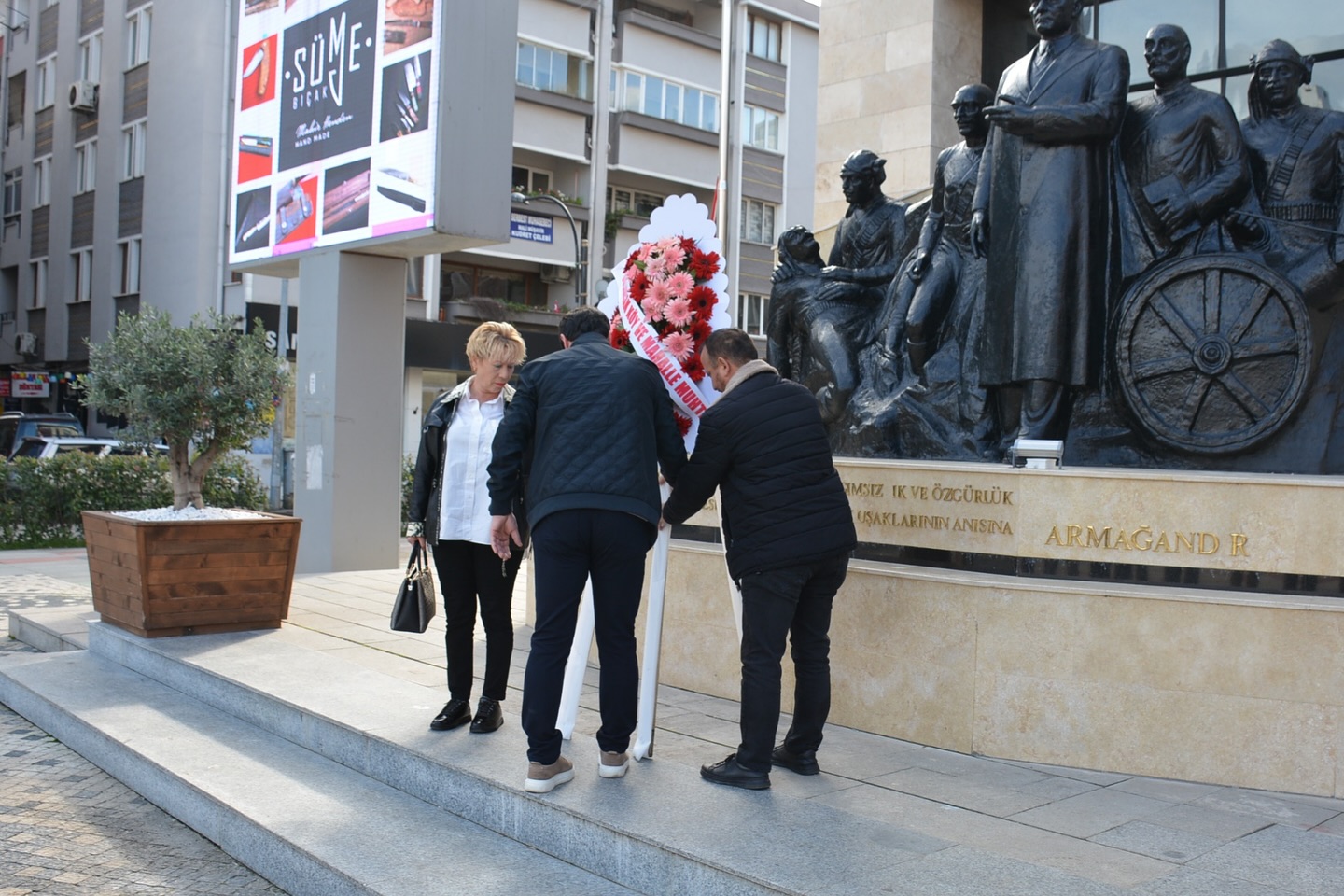 MUHTARLAR GÜNÜ TÖRENİNDE DÜŞÜK KATILIM VE SAYGI SORUNU TEPKİ ÇEKTİ