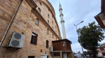 BULANCAK ORTA CAMİİ GİRİŞİNDE İMAM İÇİN YAPILAN ODA