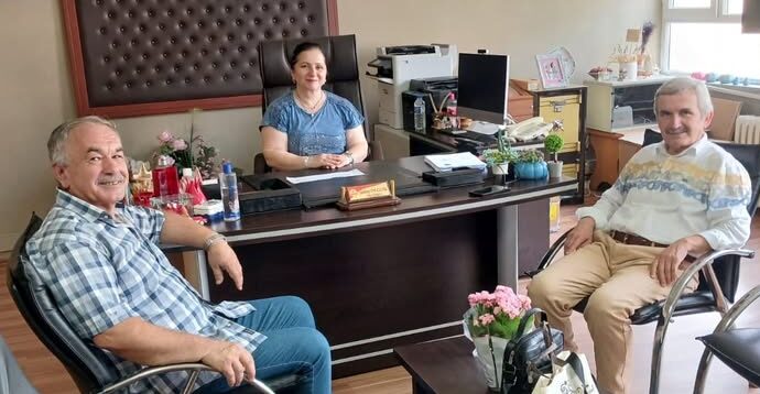 GİRESUN KANUNİ ORTAOKULU’NDA EMEKLİ MÜDÜRLERİN ZİYARETİ