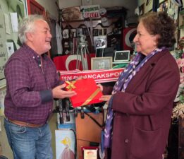 GAZETECİDEN ANLAMLI ZİYARET 25. YILA ÇİKOLATALI SÜRPRİZ!