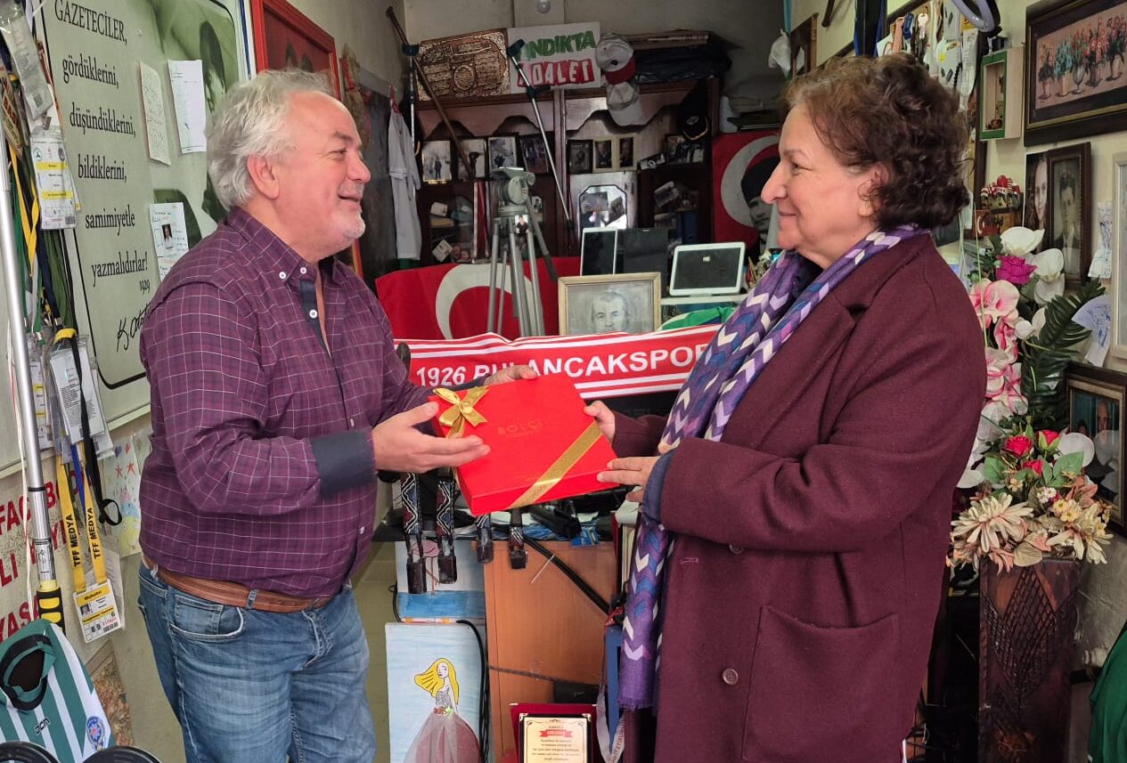 GAZETECİDEN ANLAMLI ZİYARET 25. YILA ÇİKOLATALI SÜRPRİZ!