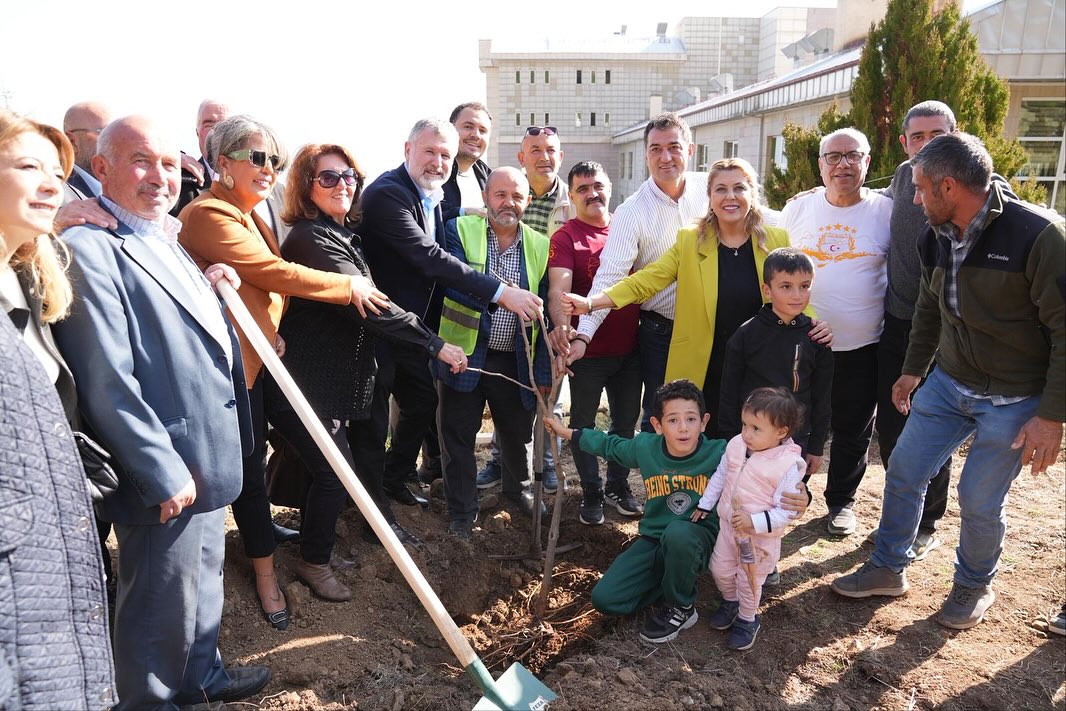 CHP GELECEĞE UMUT DİKTİ