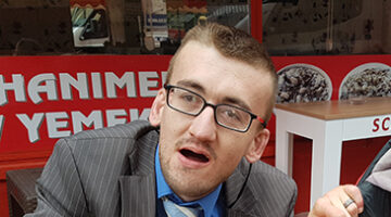 O, BU ŞEHRİN SESSİZ AMA EN GÜÇLÜ SESLERİNDEN BİRİYDİ.