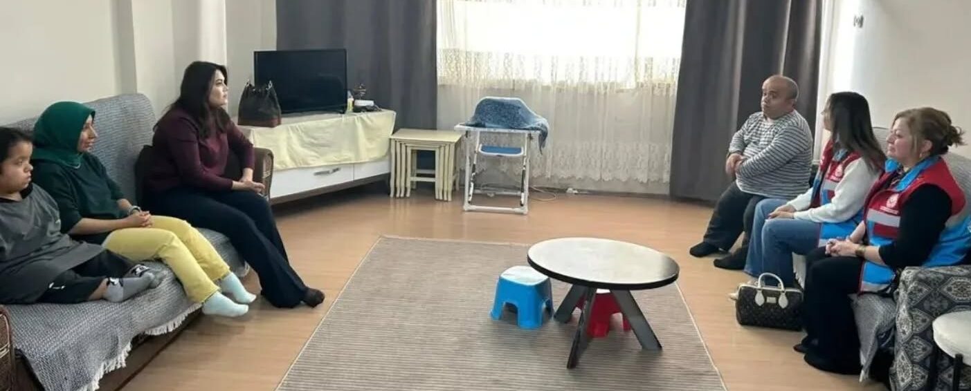 KAYMAKAM EŞİ ÇİĞDEM TUNCER’DEN ÖZEL ÖĞRENCİLERE DUYGU YÜKLÜ ZİYARET