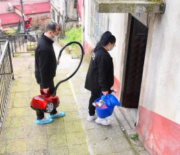 GİRESUN BELEDİYESİ İHTİYAÇ SAHİBİ VATANDAŞLARA EV TEMİZLİĞİ VE KİŞİSEL BAKIM HİZMETİ VERİYOR