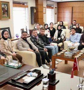 GİRESUN ÜNİVERSİTESİ TOPLULUK BAŞKANLARINDAN BELEDİYE BAŞKANI KÖSE’YE ZİYARET