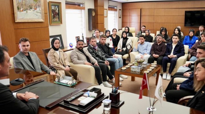 GİRESUN ÜNİVERSİTESİ TOPLULUK BAŞKANLARINDAN BELEDİYE BAŞKANI KÖSE’YE ZİYARET