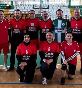GİRESUN’DA KURUMLAR ARASI VOLEYBOL HEYECANI SALONLARI ISITIYOR