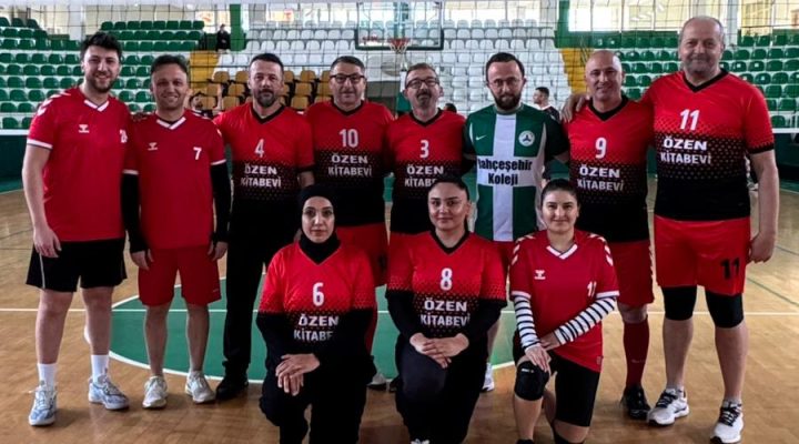 GİRESUN’DA KURUMLAR ARASI VOLEYBOL HEYECANI SALONLARI ISITIYOR