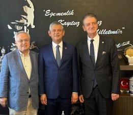 HÜSNÜ BOZKURT VE BASRİ GÜRSOY CHP LİDERİYLE BİR ARAYA GELDİ