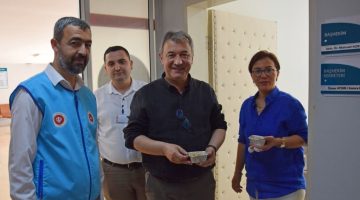 HASTANE KORİDORLARINDA GÖNÜLLERE DOKUNAN AŞURE BEREKETİ