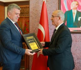 BAŞKAN SIBIÇ, YENİ ÜNİVERSİTE BİNASININ ANAHTARINI REKTÖR CAN’A TESLİM ETTİ