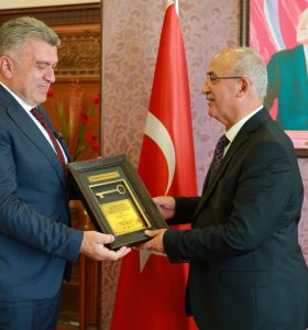 BAŞKAN SIBIÇ, YENİ ÜNİVERSİTE BİNASININ ANAHTARINI REKTÖR CAN’A TESLİM ETTİ