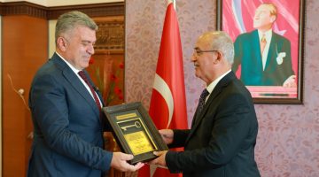 BAŞKAN SIBIÇ, YENİ ÜNİVERSİTE BİNASININ ANAHTARINI REKTÖR CAN’A TESLİM ETTİ