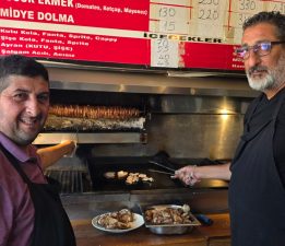 KOKOREÇ KOKOREÇÇİDE YENİR, LEZZETİN ADRESİ DE GÜVENİN ADRESİ DE NAZIM USTA