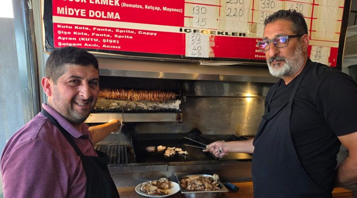 KOKOREÇ KOKOREÇÇİDE YENİR, LEZZETİN ADRESİ DE GÜVENİN ADRESİ DE NAZIM USTA