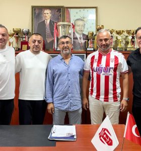 1926 BULANCAKSPOR’DA YENİ DÖNEM BAŞLADI! ÖMER FARUK UZUNER İÇİN İMZA TÖRENİ DÜZENLENDİ