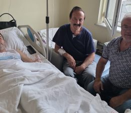 YILLARIN İKİ USTA BERBERİ HASTANEDE BULUŞTU