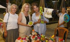 KADIN EL EMEĞİ PAZARI YAZ AKŞAMLARINA DAMGA VURUYOR
