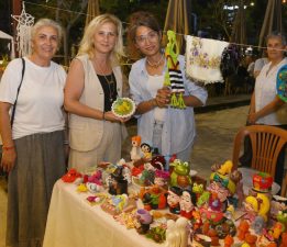 KADIN EL EMEĞİ PAZARI YAZ AKŞAMLARINA DAMGA VURUYOR