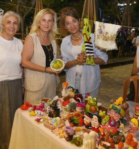 KADIN EL EMEĞİ PAZARI YAZ AKŞAMLARINA DAMGA VURUYOR