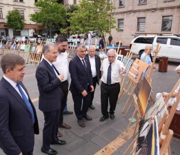 ATATÜRK’ÜN FOTOĞRAFÇISI ETHEM TEM, ATATÜRK MEYDANI’NDA FOTOĞRAFLARLA YAŞATILIYOR