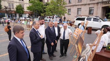 ATATÜRK’ÜN FOTOĞRAFÇISI ETHEM TEM, ATATÜRK MEYDANI’NDA FOTOĞRAFLARLA YAŞATILIYOR