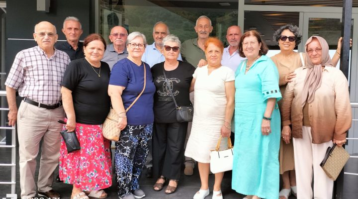 60 YILLIK DOSTLUK AYNI KAREDE