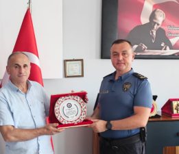 28 YILLIK MESLEK HAYATINA VEFA: ÖZCAN KARATAŞ’A EMEKLİLİK PLAKETİ