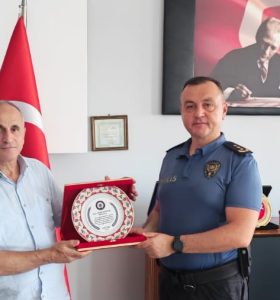 28 YILLIK MESLEK HAYATINA VEFA: ÖZCAN KARATAŞ’A EMEKLİLİK PLAKETİ