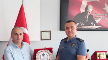 28 YILLIK MESLEK HAYATINA VEFA: ÖZCAN KARATAŞ’A EMEKLİLİK PLAKETİ