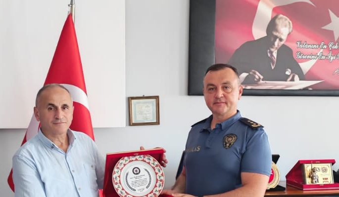 28 YILLIK MESLEK HAYATINA VEFA: ÖZCAN KARATAŞ’A EMEKLİLİK PLAKETİ